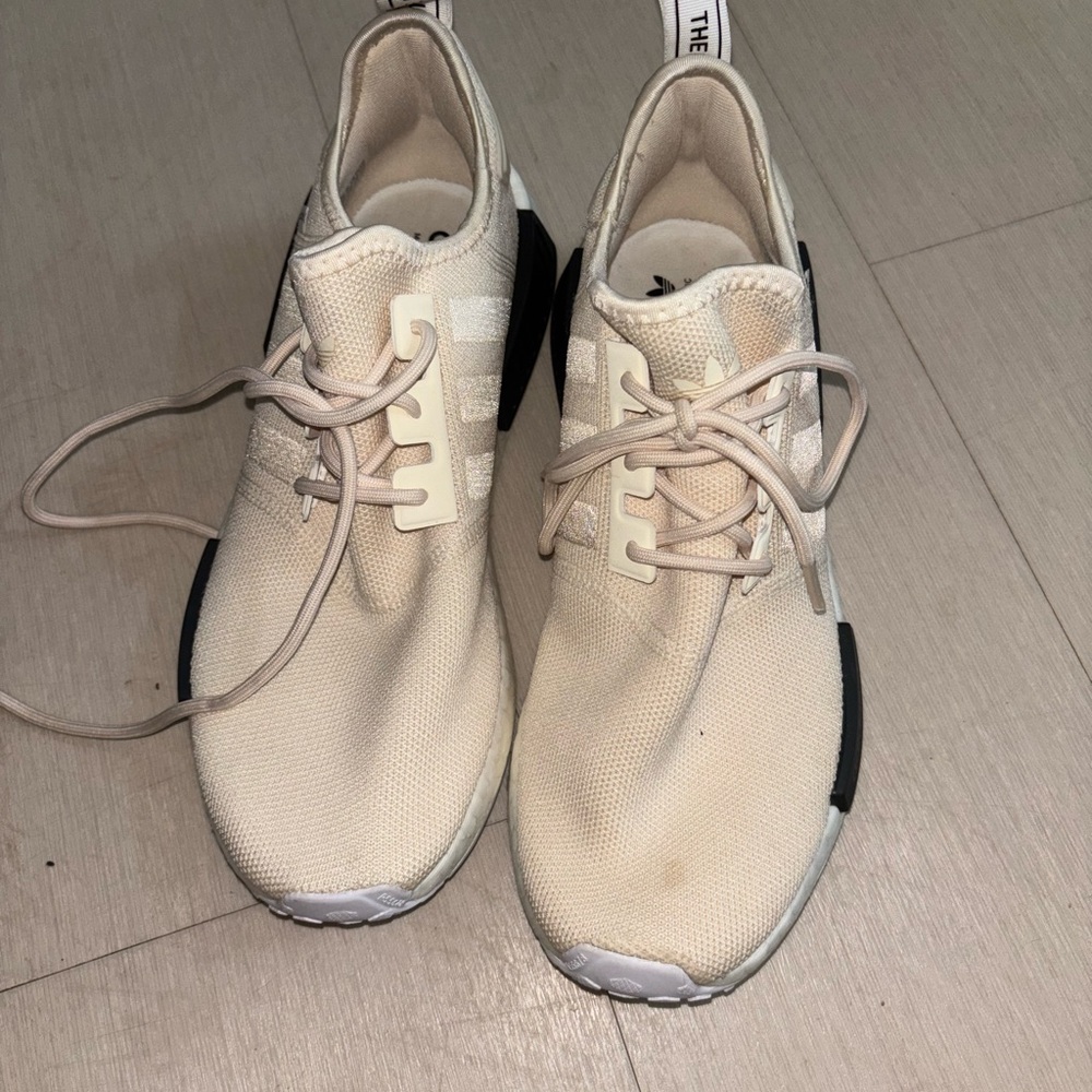 🌹 Adidas Beige and Cream Sneakers